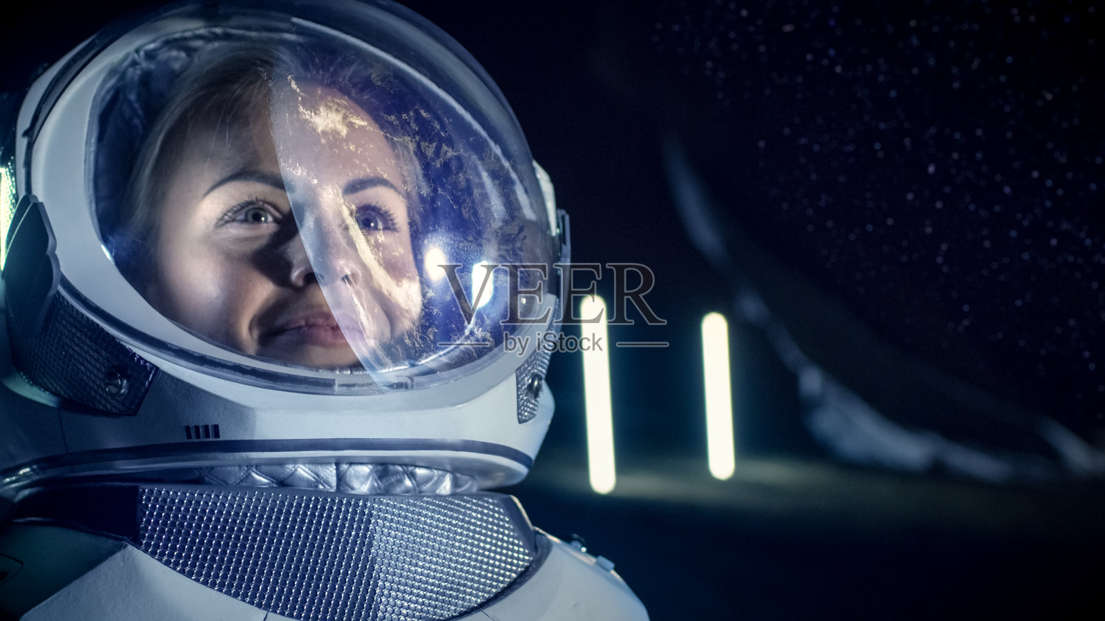外星美丽女宇航员的肖像。她头盔上的地球反射。在背景生活的栖息地。太空旅行，地外探索和太阳系殖民概念。照片摄影图片