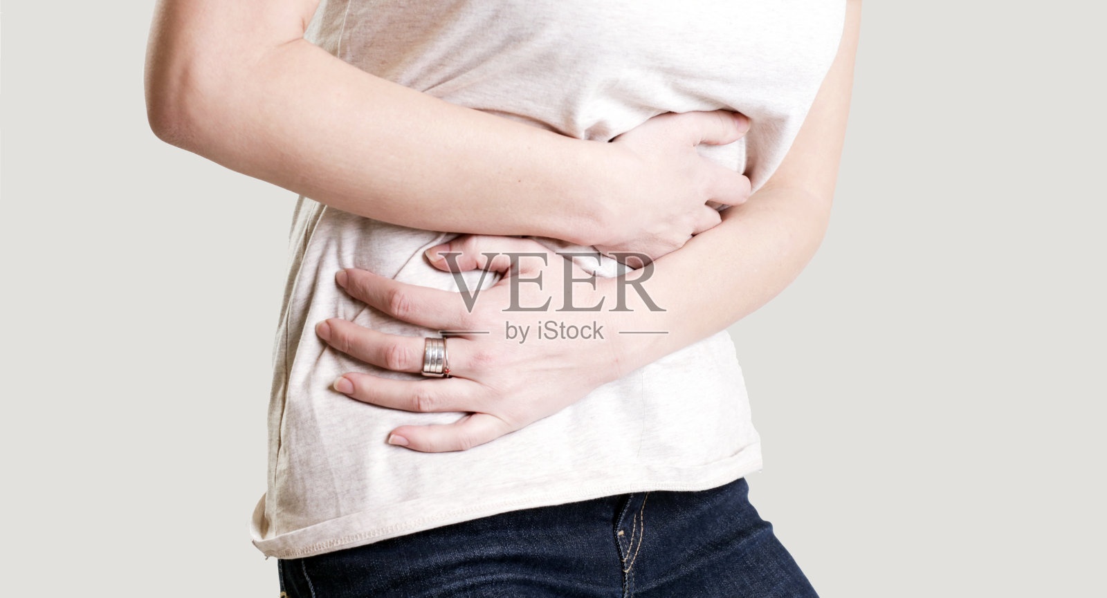 患有胃痛、慢性胃炎或腹胀的妇女照片摄影图片