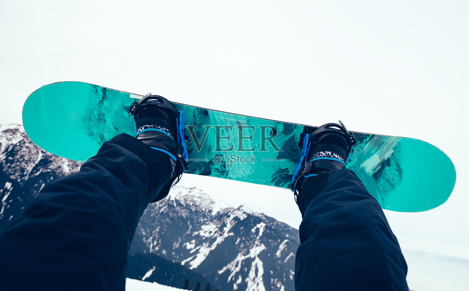 一个滑雪板滑雪板在冬季山顶照片摄影图片