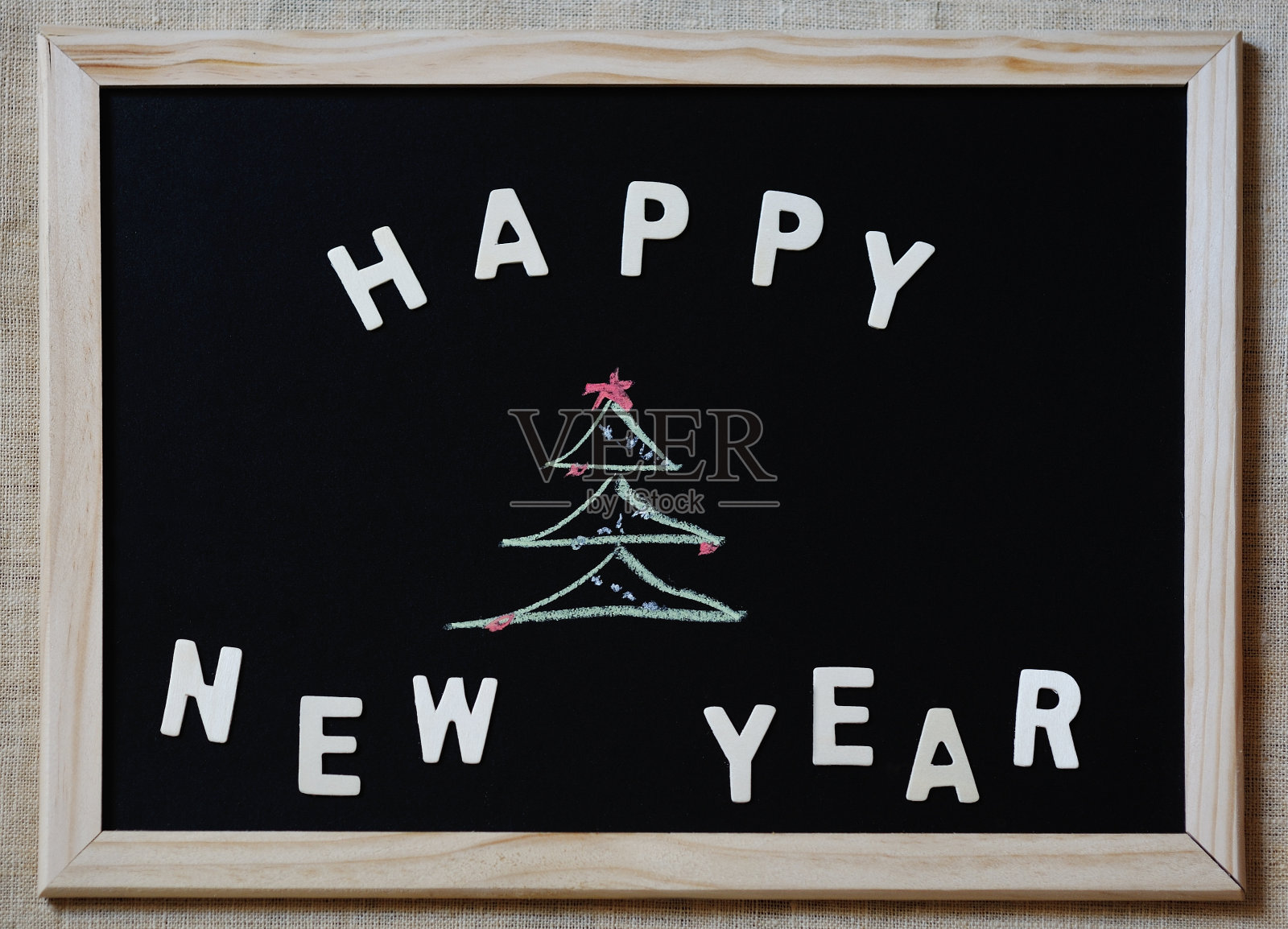 黑板上的圣诞树新年快乐照片摄影图片