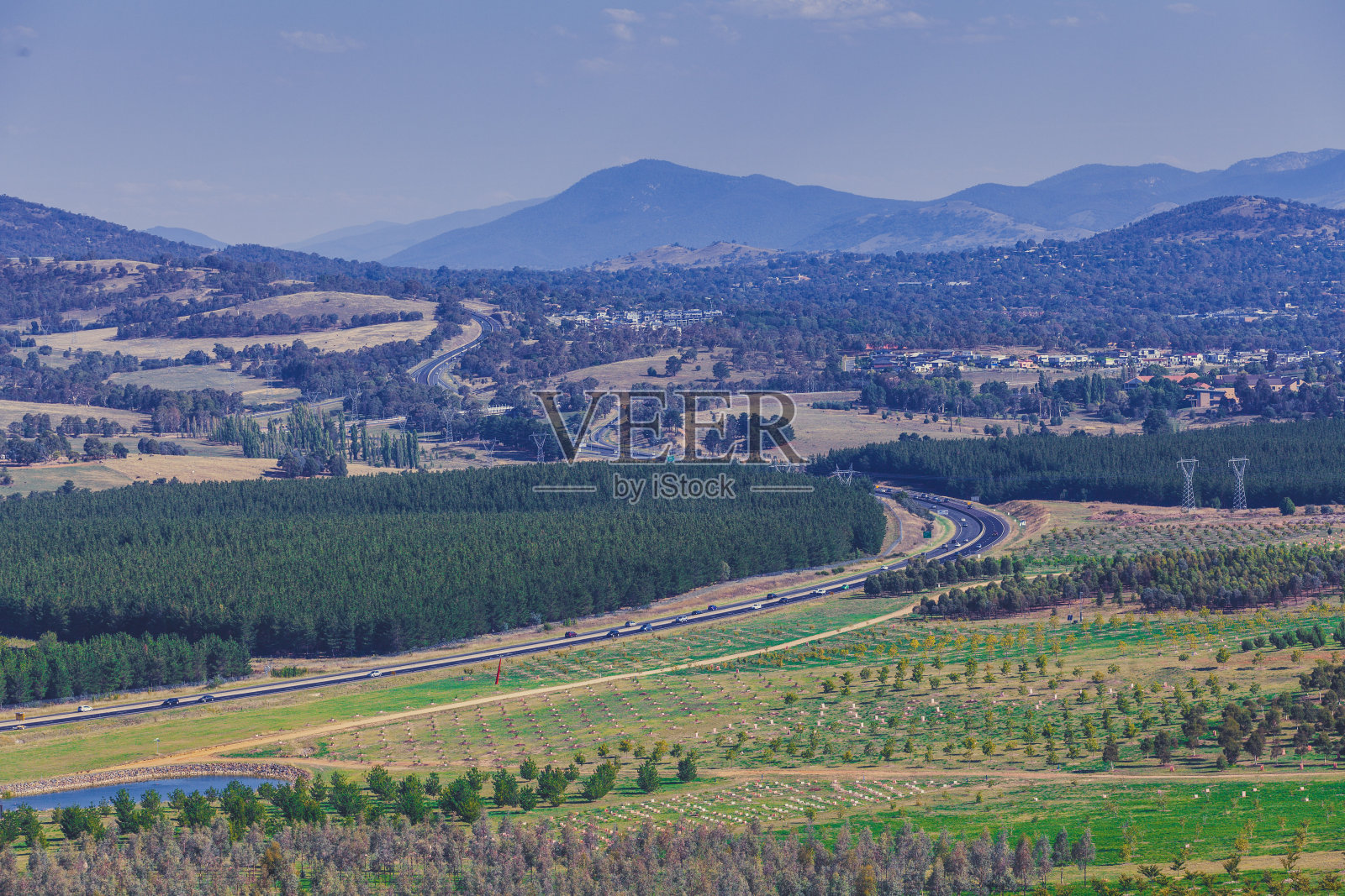澳大利亚堪培拉蜿蜒的高速公路穿过山区和乡村照片摄影图片