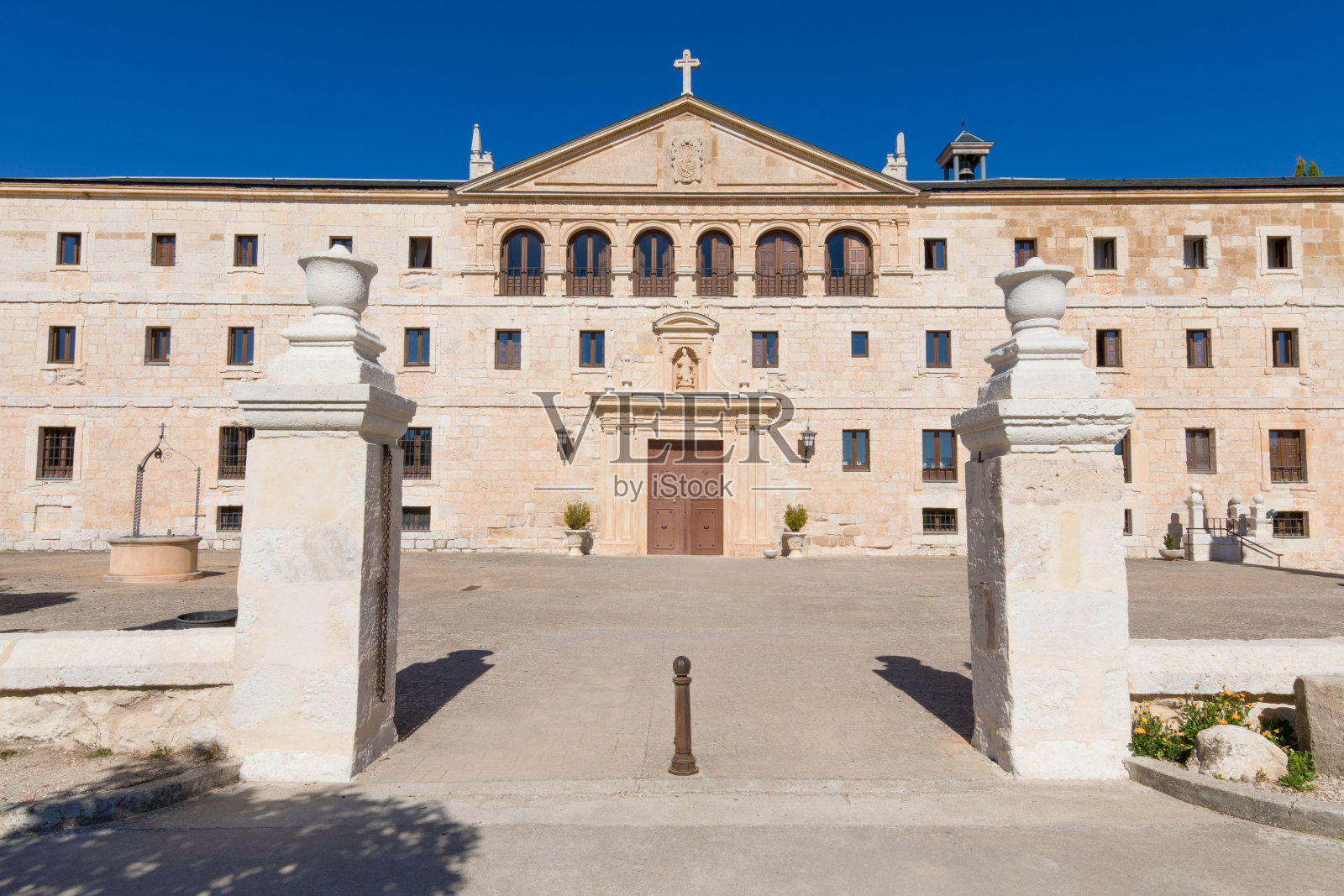 圣玛丽亚德拉维德修道院的正面照片摄影图片