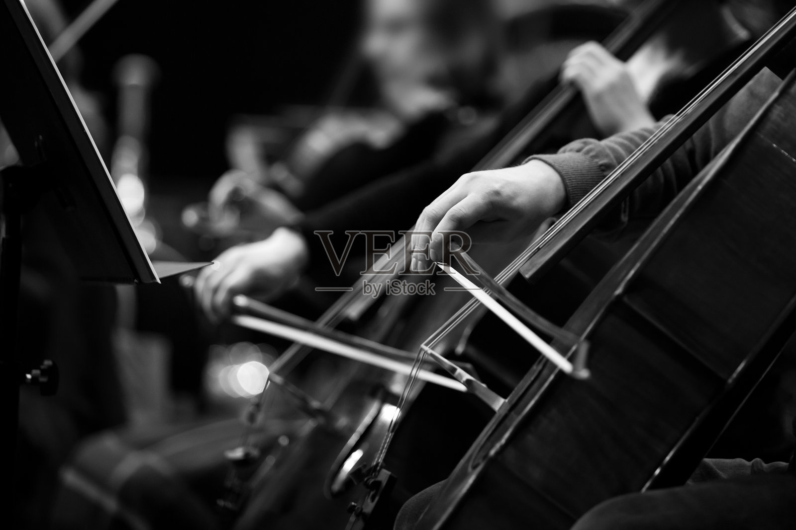 在管弦乐队中演奏大提琴的音乐家的手照片摄影图片