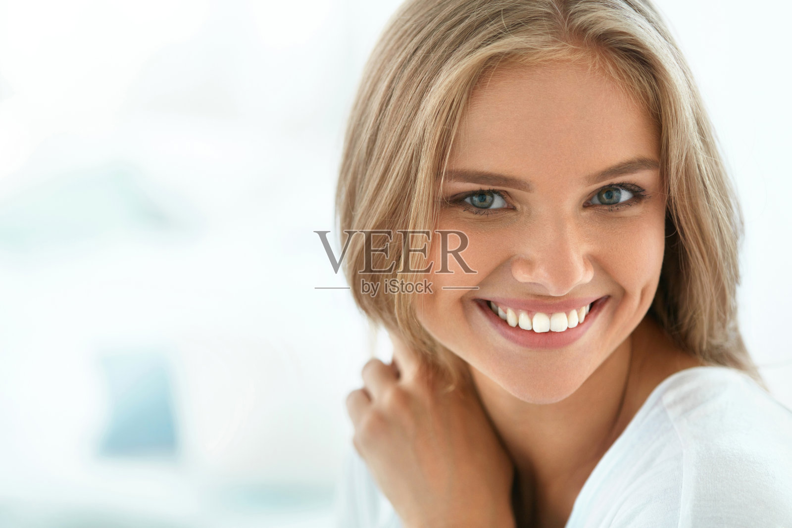 肖像美丽快乐的女人与白牙齿微笑。美照片摄影图片