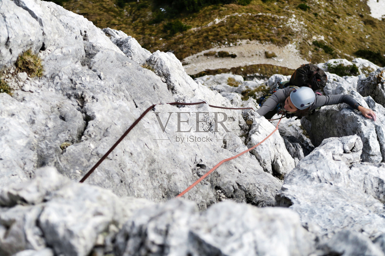 意大利阿尔卑斯山上的多节攀登年轻女子:登山照片摄影图片