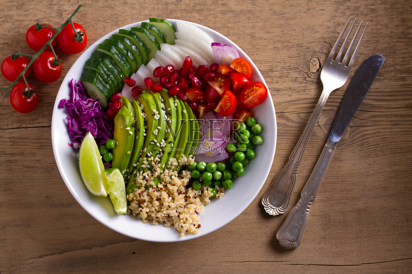 素食和素食午餐碗。藜麦，鳄梨，石榴，西红柿，青豆，萝卜和红卷心菜沙拉照片摄影图片