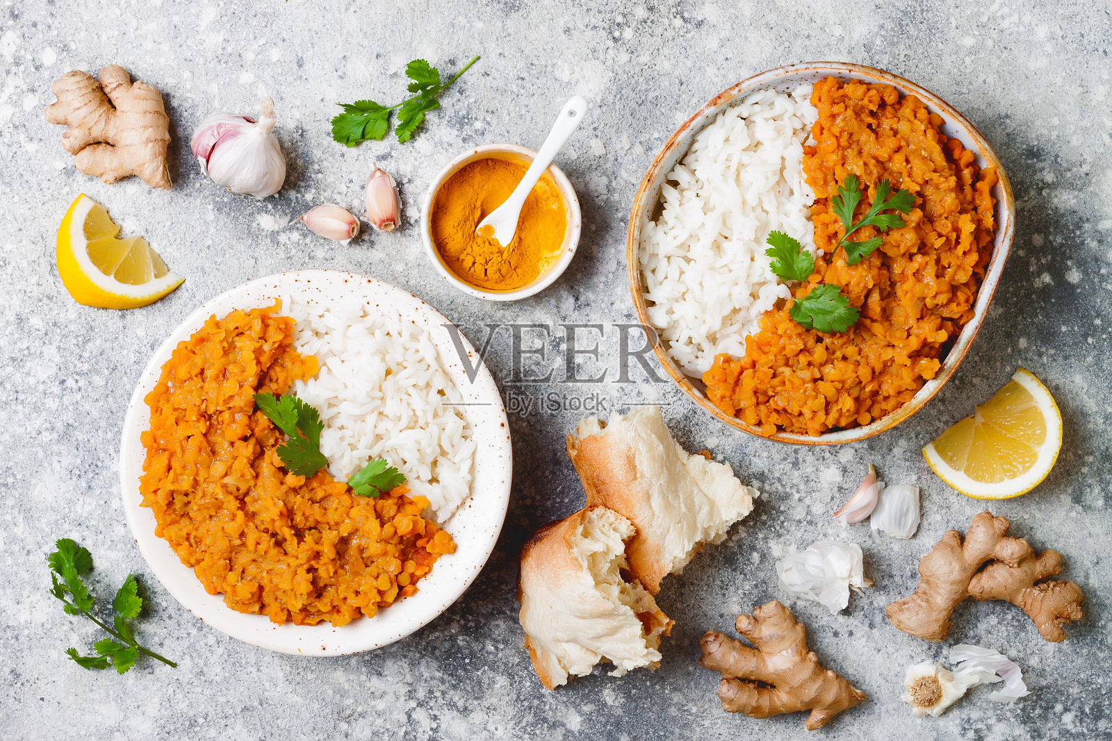 传统的红扁豆。印度辣咖喱碗与扁面包和香料。顶视图,开销照片摄影图片