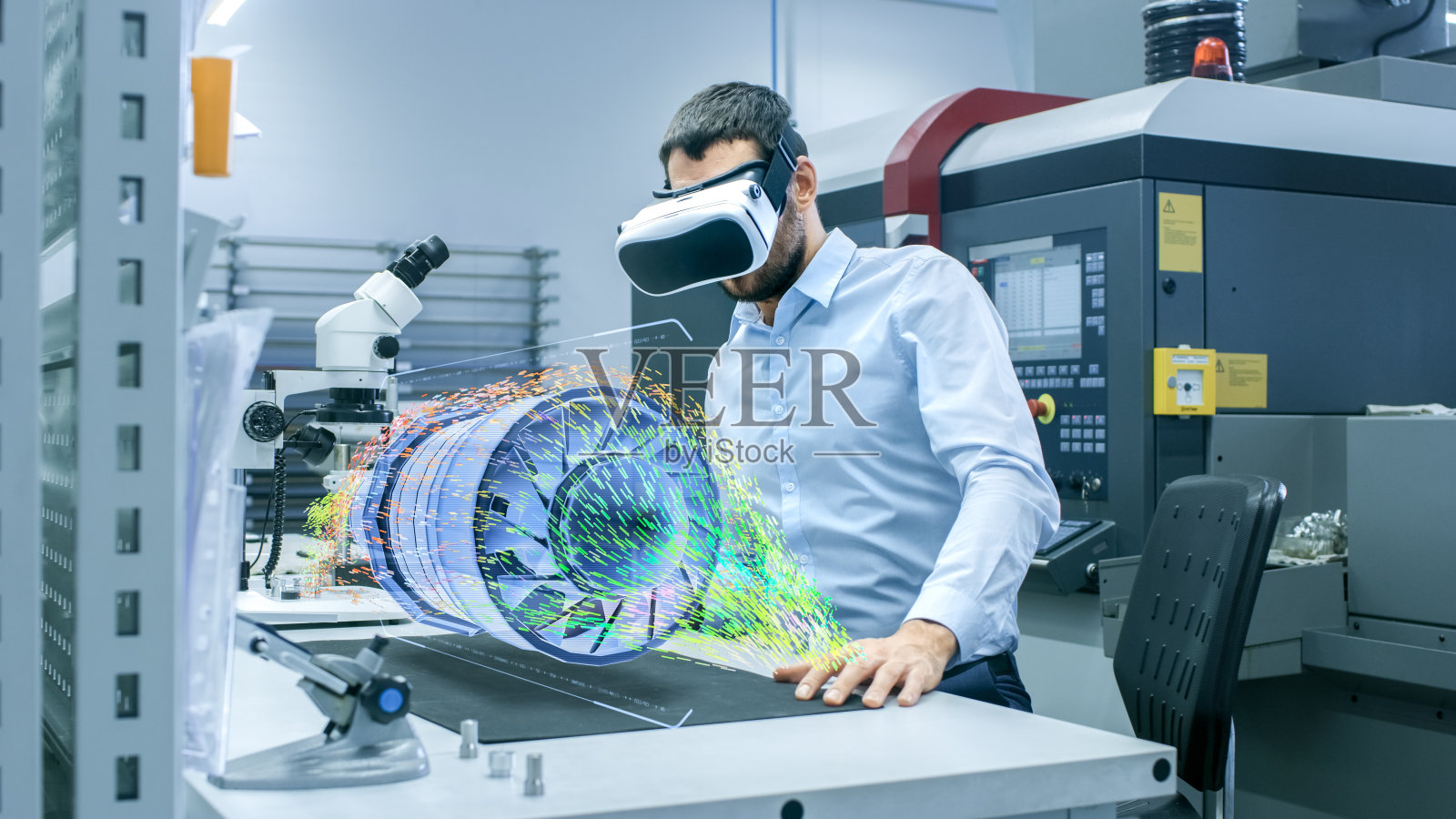 戴VR头盔的工厂总工程师在全息投影台上设计发动机涡轮。虚拟混合现实应用的未来设计。照片摄影图片