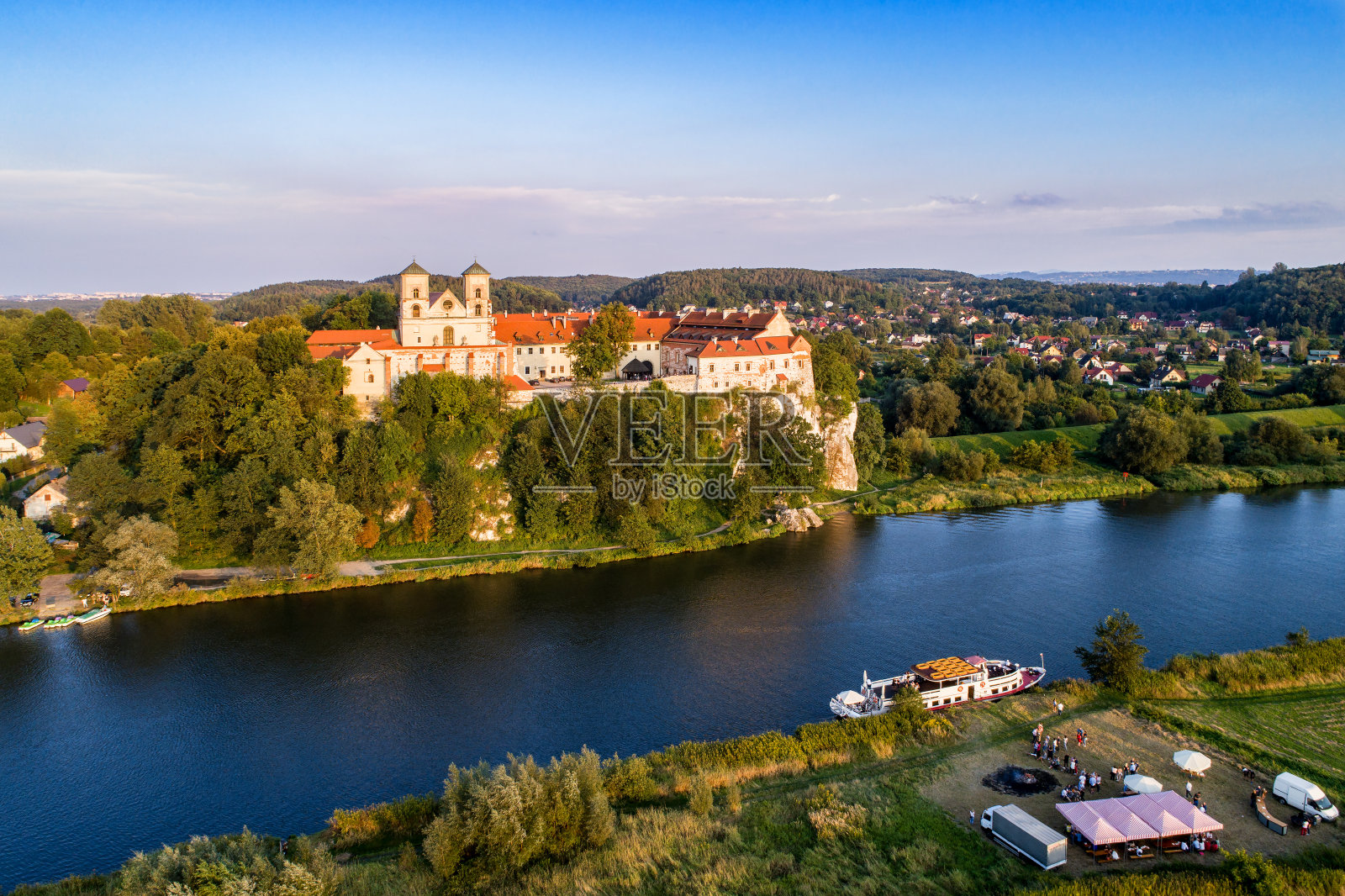 在波兰克拉科夫附近的泰涅克，本笃会修道院和教堂，维斯瓦河和野餐照片摄影图片