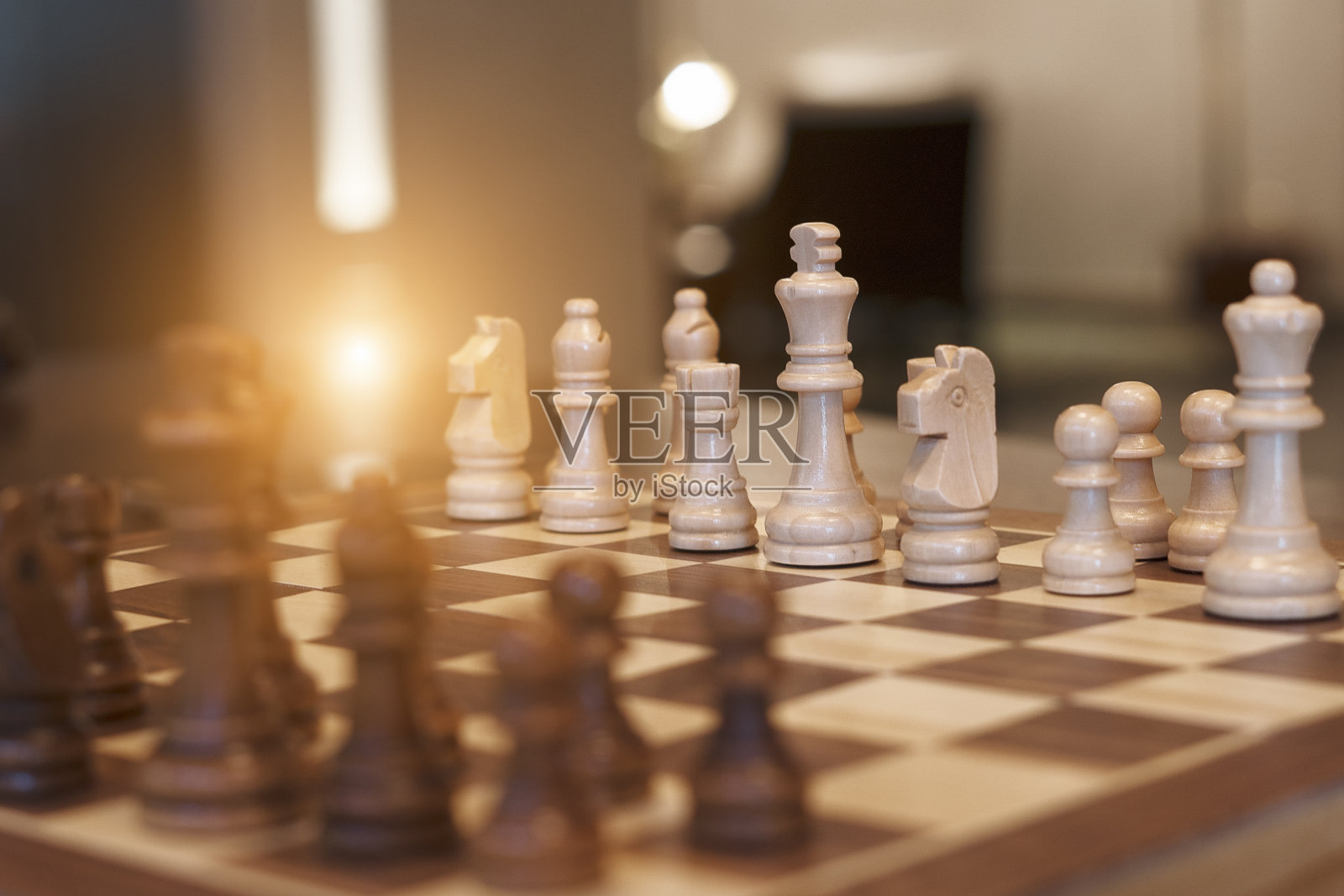棋局中的国王站在黑色孤立背景的棋盘上。市场目标战略的商业领袖概念。智力的挑战与商业竞争的成功发挥。照片摄影图片