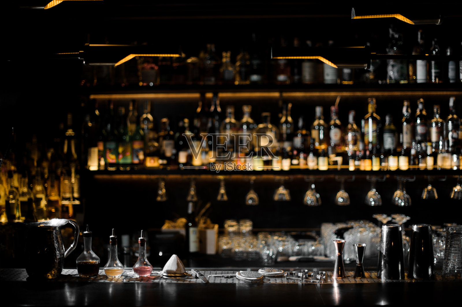 模糊背景的深色酒吧与酒吧服务员的要点照片摄影图片