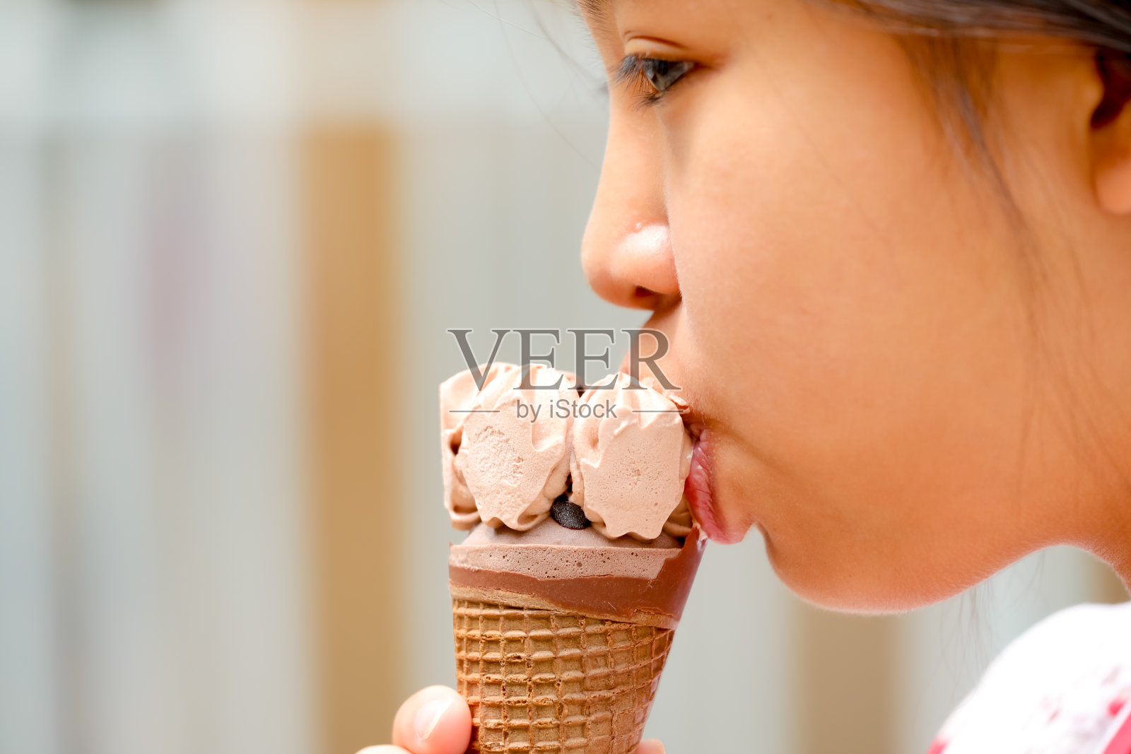 小女孩在吃冰淇淋照片摄影图片