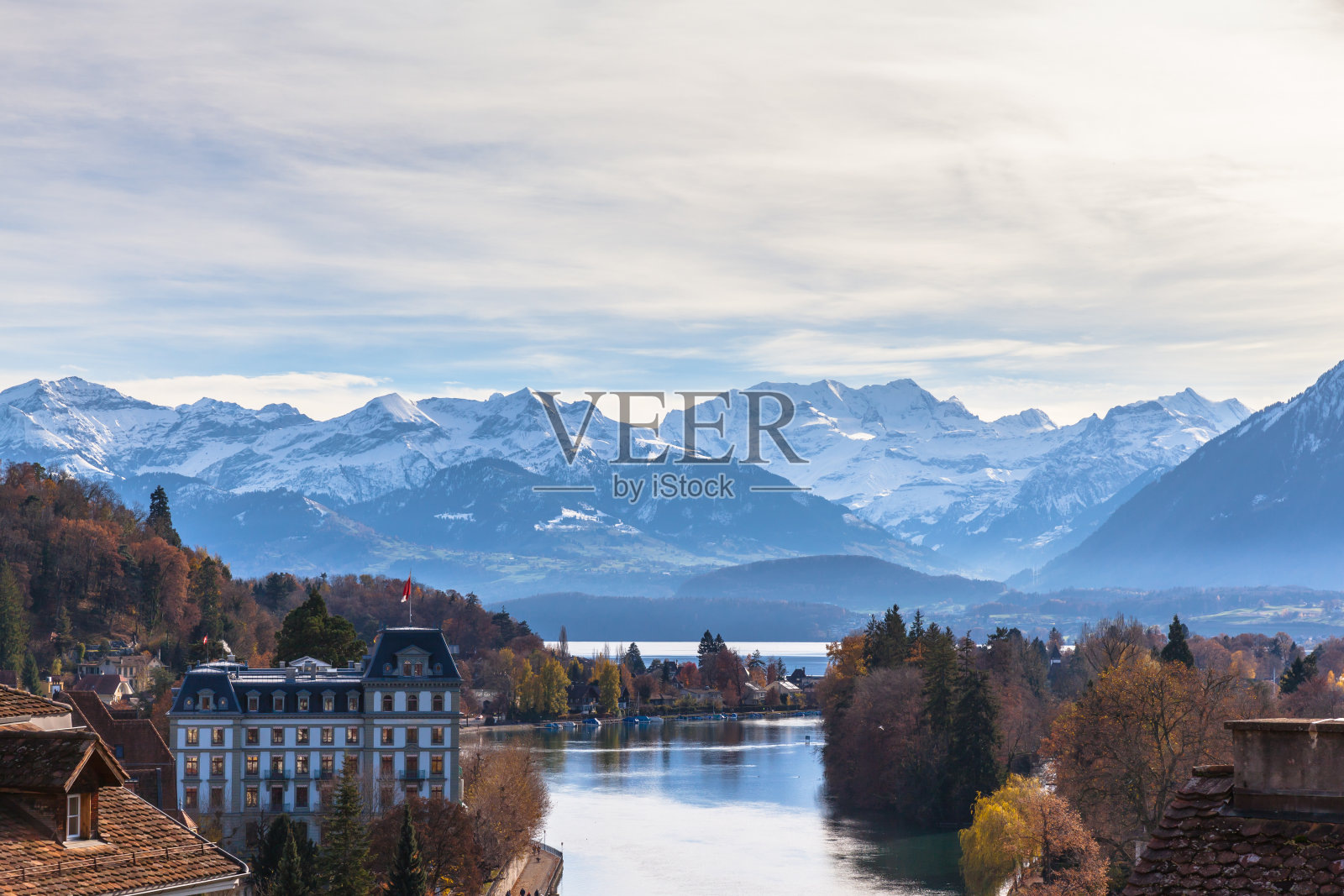 图恩市和伯尔尼斯阿尔卑斯山的美丽景色照片摄影图片