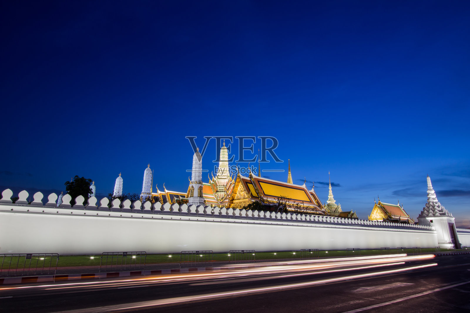 大皇宫(Wat Phra Kaew)，泰国曼谷。在黄昏的天空下。照片摄影图片