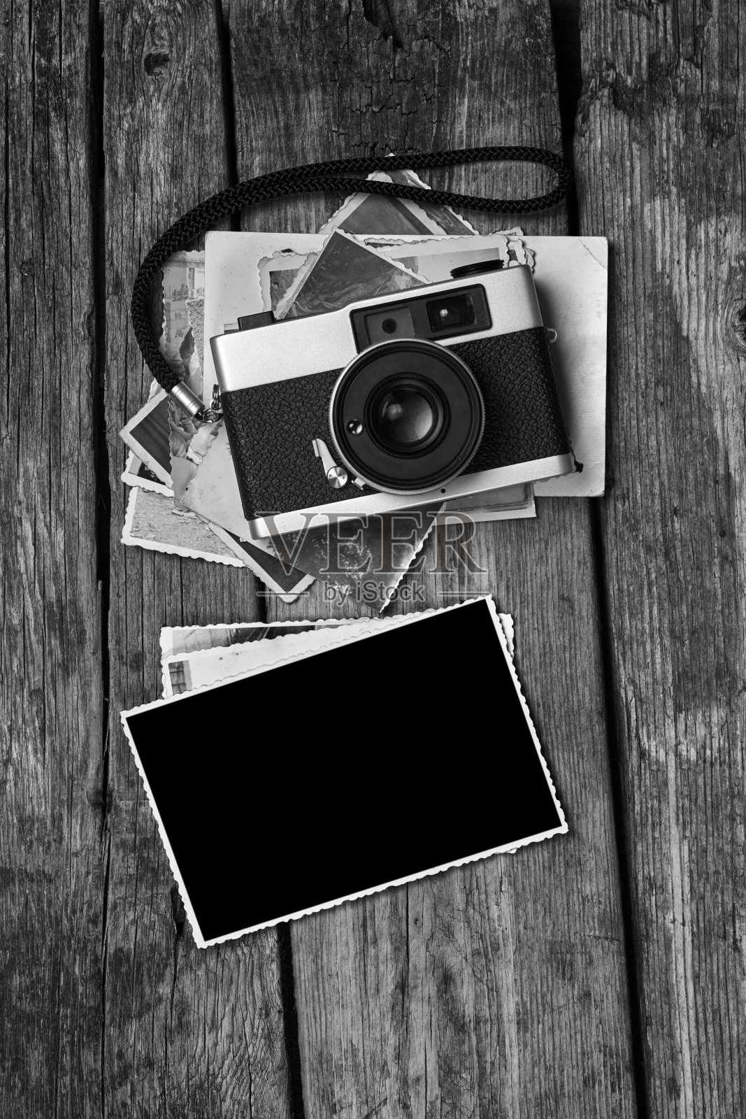 老式胶卷相机，照片很少，木桌上放着一台空白的照片摄影图片