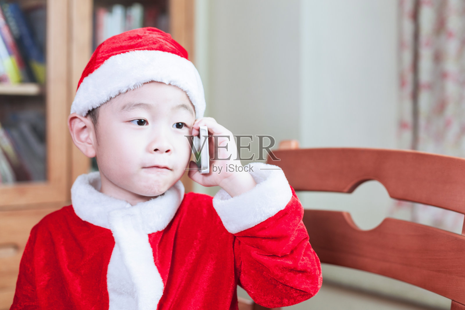 小男孩来庆祝圣诞节照片摄影图片