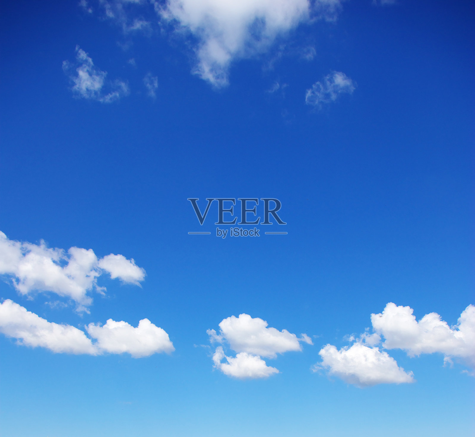 蓝色的天空和小云朵的背景照片摄影图片