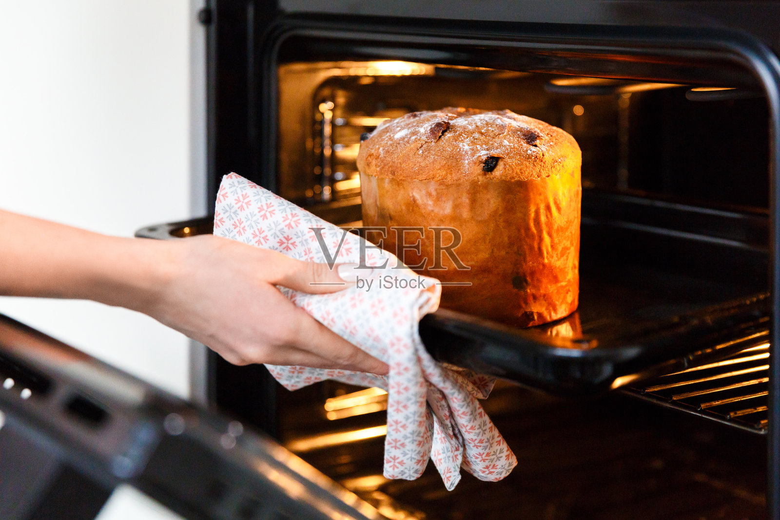 女人在烤箱中烘烤美味复活节蛋糕的镜头照片摄影图片