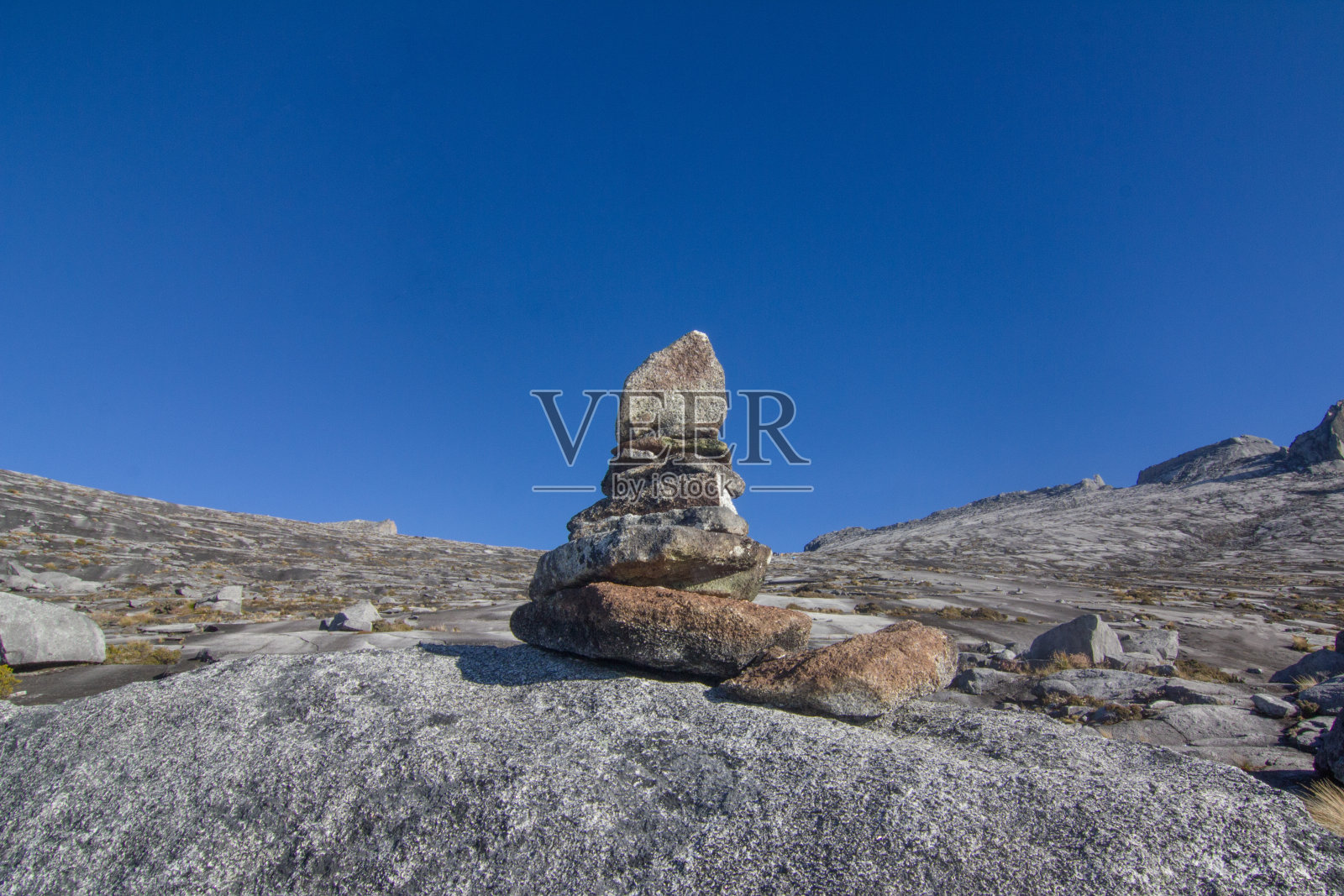 基纳巴卢山山顶的一堆岩石照片摄影图片
