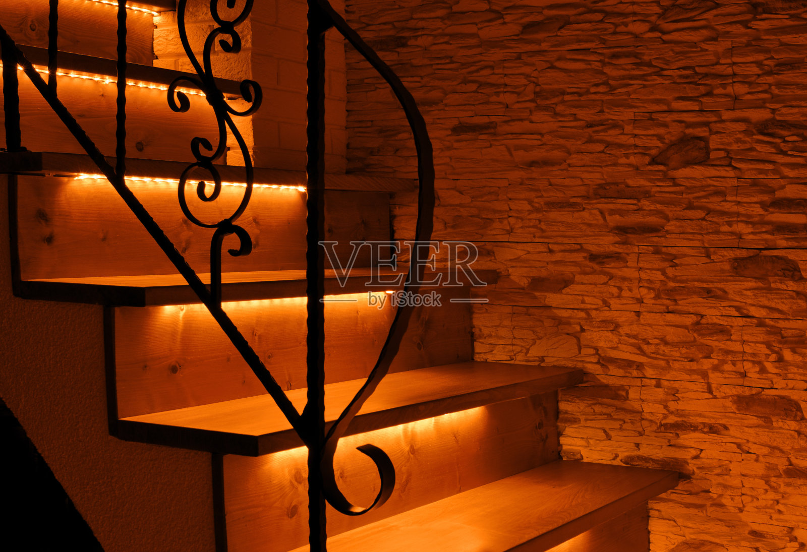 橙色的LED照明木楼梯照片摄影图片