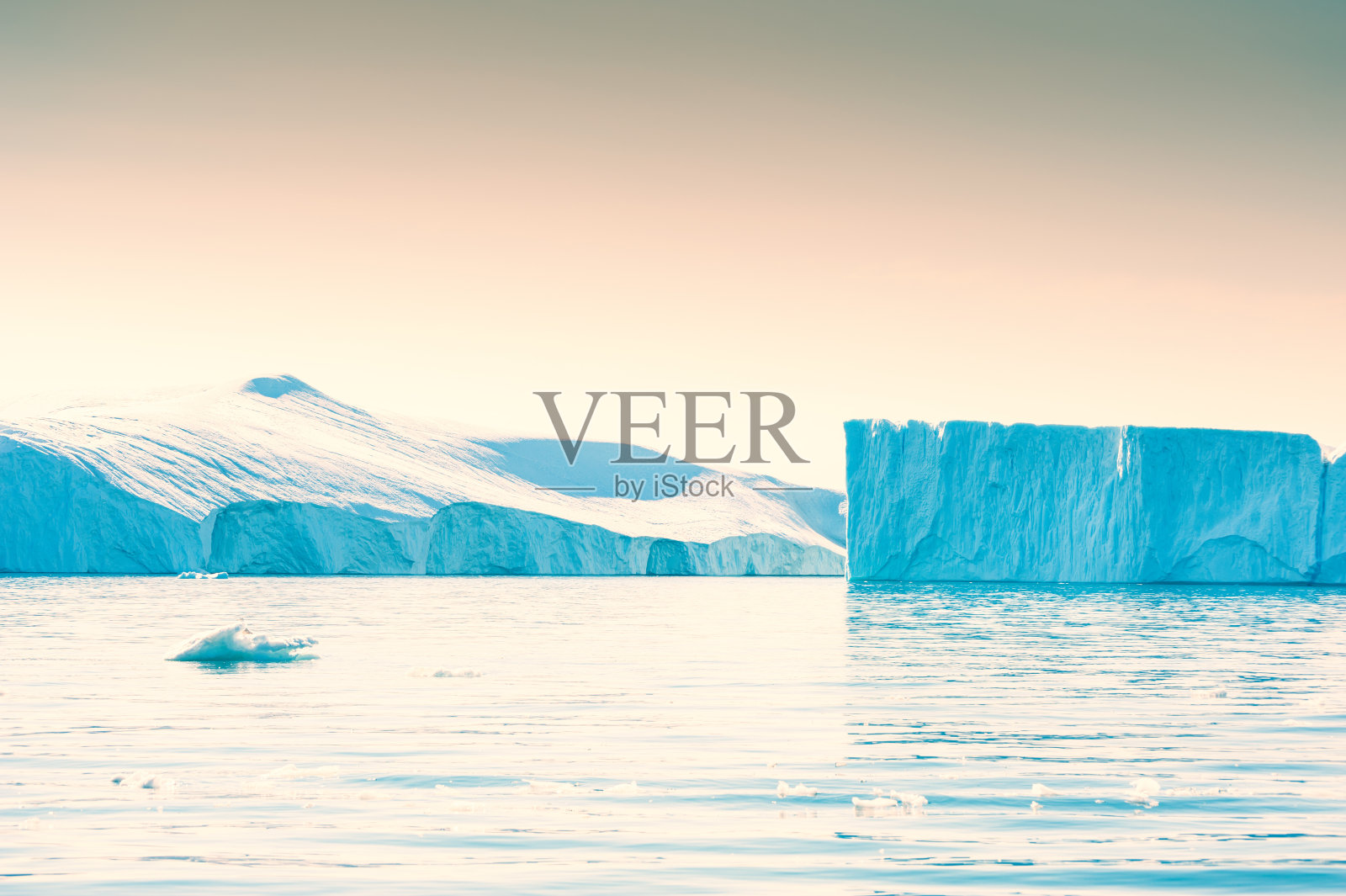 格陵兰岛的蓝色冰山照片摄影图片