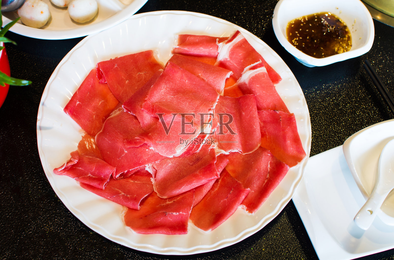 切成片的肉放在盘子里准备吃火锅照片摄影图片