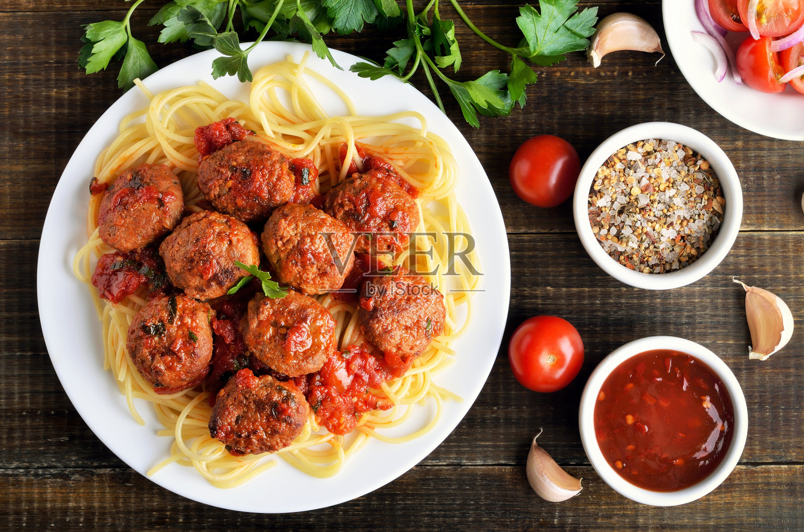 肉丸和意大利面，番茄酱和香料照片摄影图片