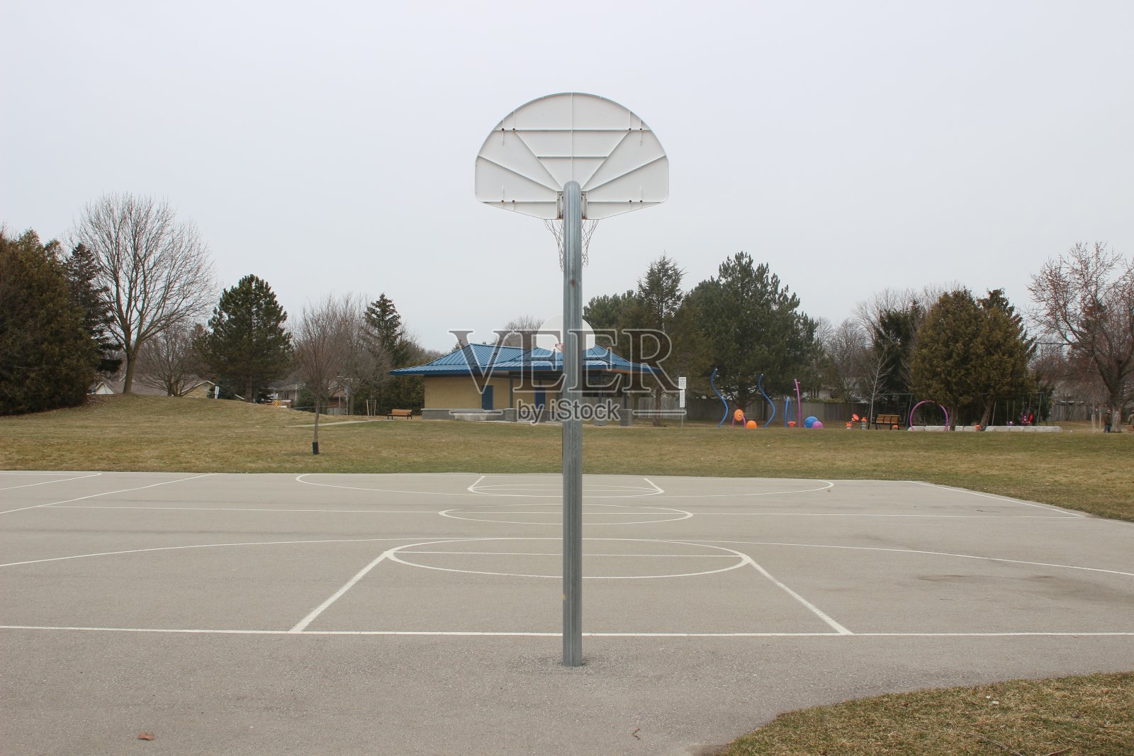 公园旁边的一个空篮球场照片摄影图片