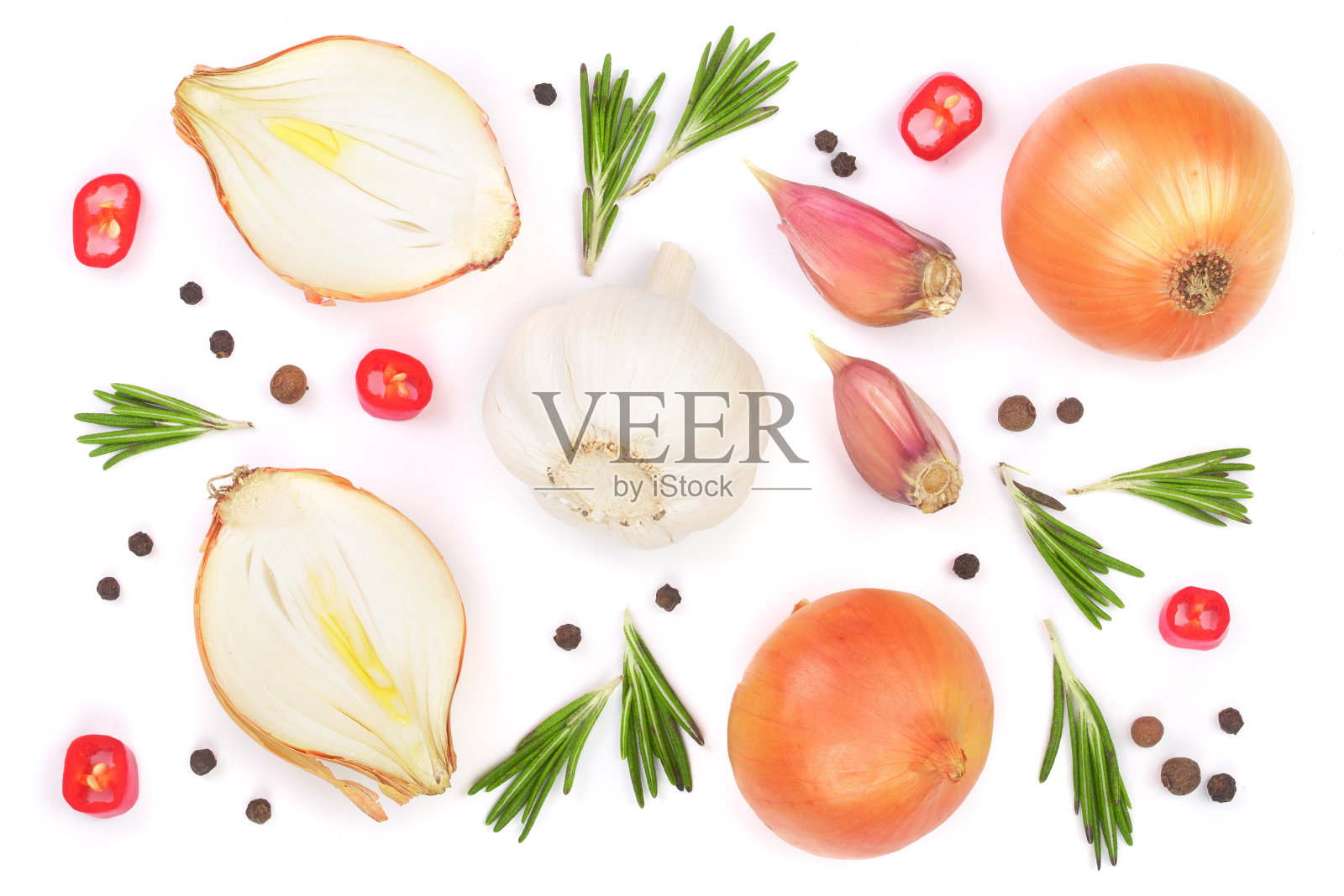 洋葱，迷迭香，大蒜和花椒分开放在白色的背景上。前视图。平躺照片摄影图片