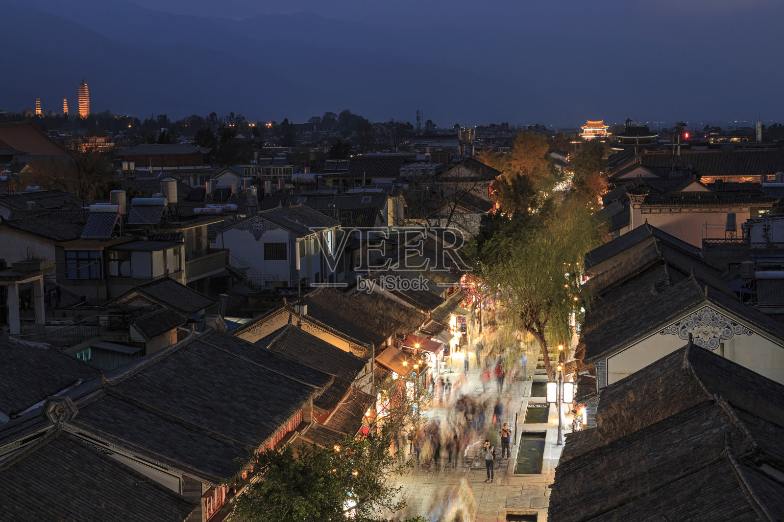 中国游客在云南大理古城漫步照片摄影图片