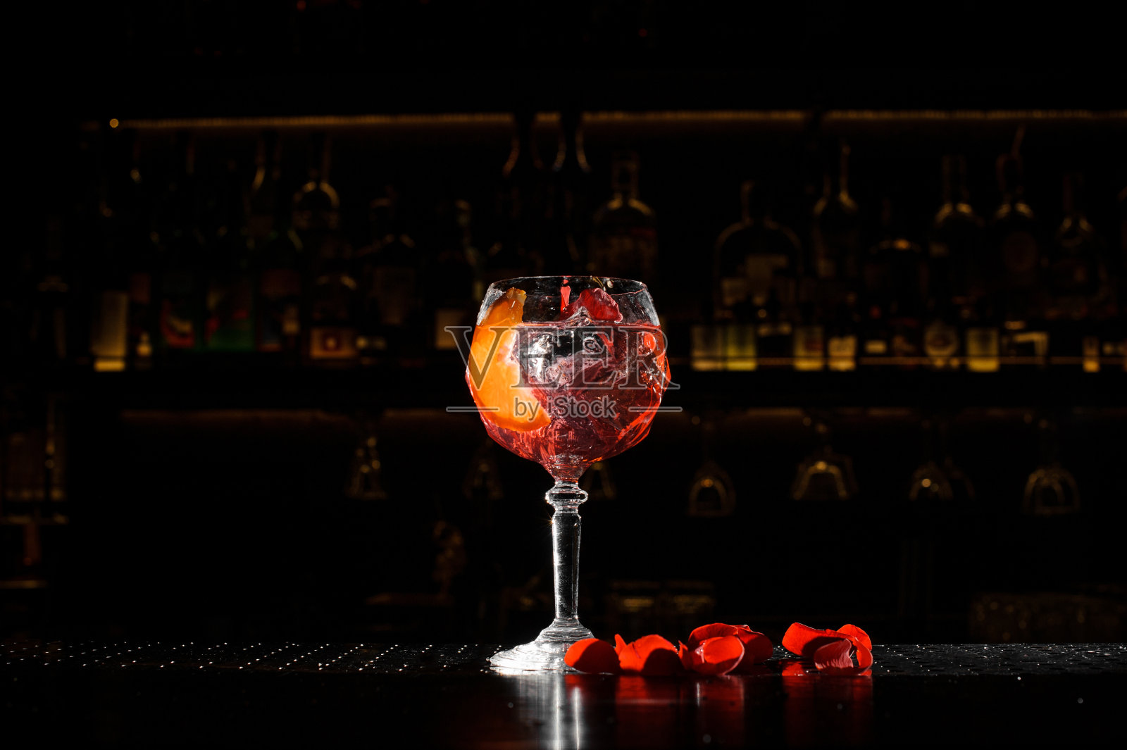 优雅的玻璃充满了新鲜和美味的Aperol注射器夏季鸡尾酒在黑色的背景照片摄影图片
