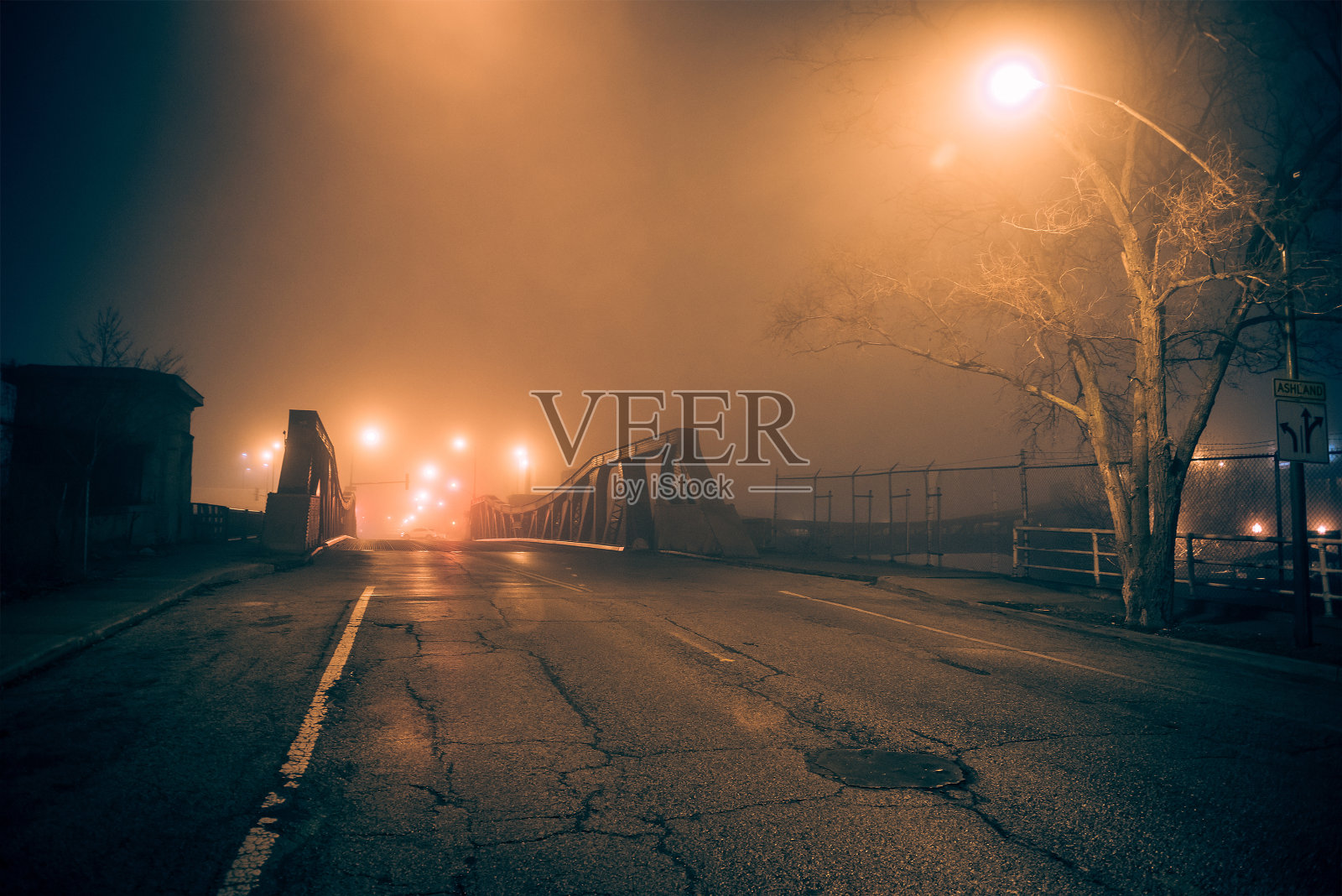 戏剧性的工业复古河公路桥街景与照亮雾在芝加哥的夜晚照片摄影图片