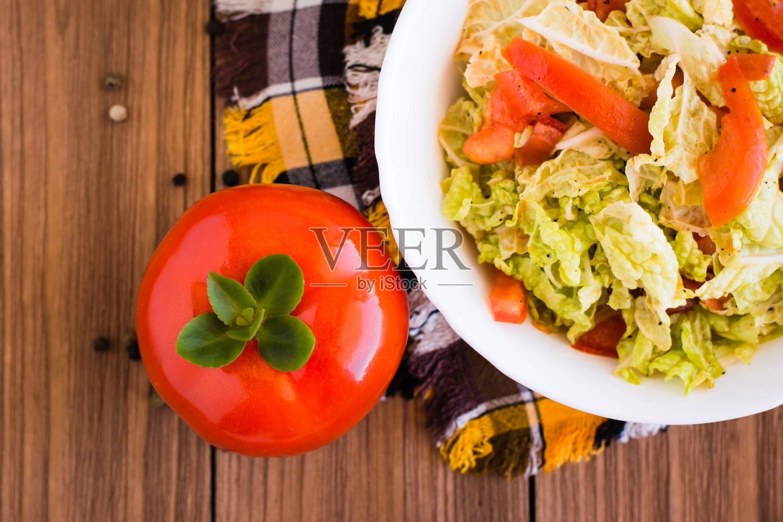 即食蔬菜沙拉，西红柿和大白菜放在木桌上照片摄影图片