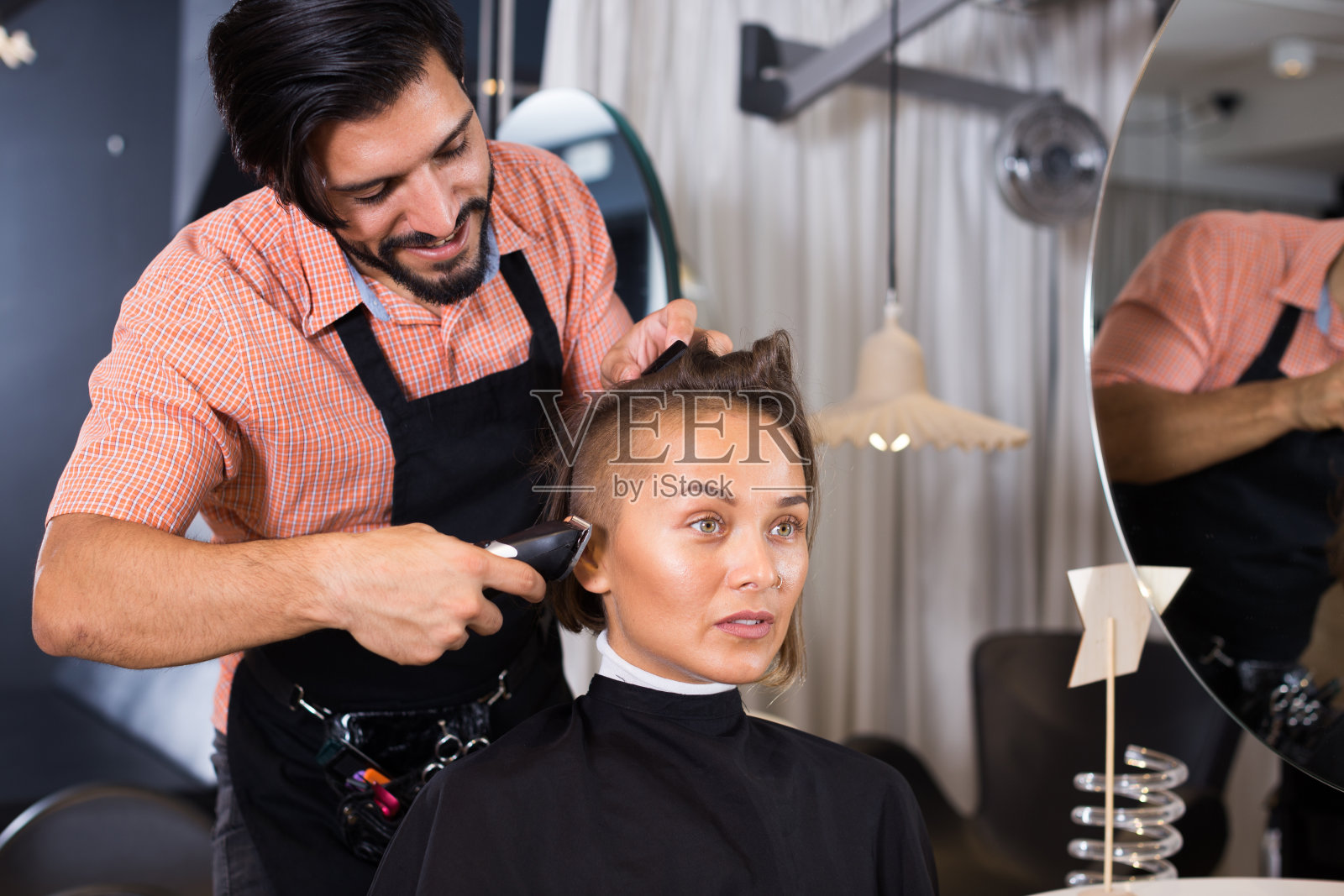 理发师和女人用理发器照片摄影图片