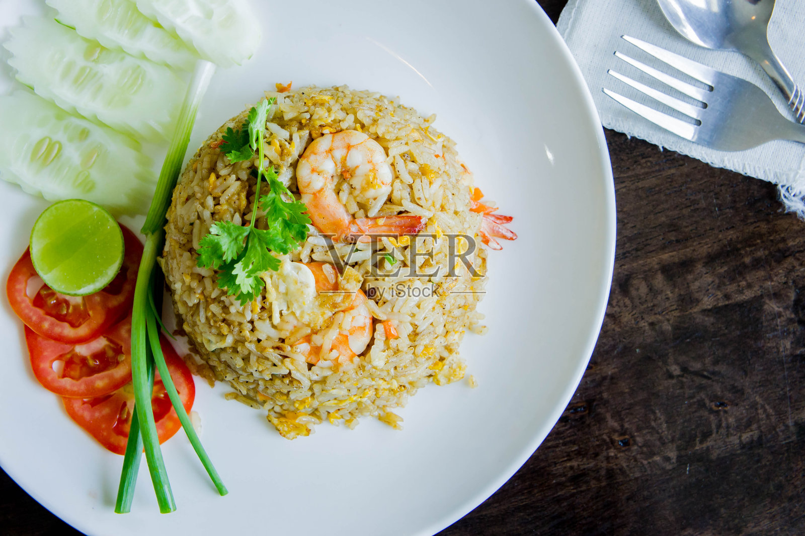 泰国风味的白盘虾仁炒饭照片摄影图片