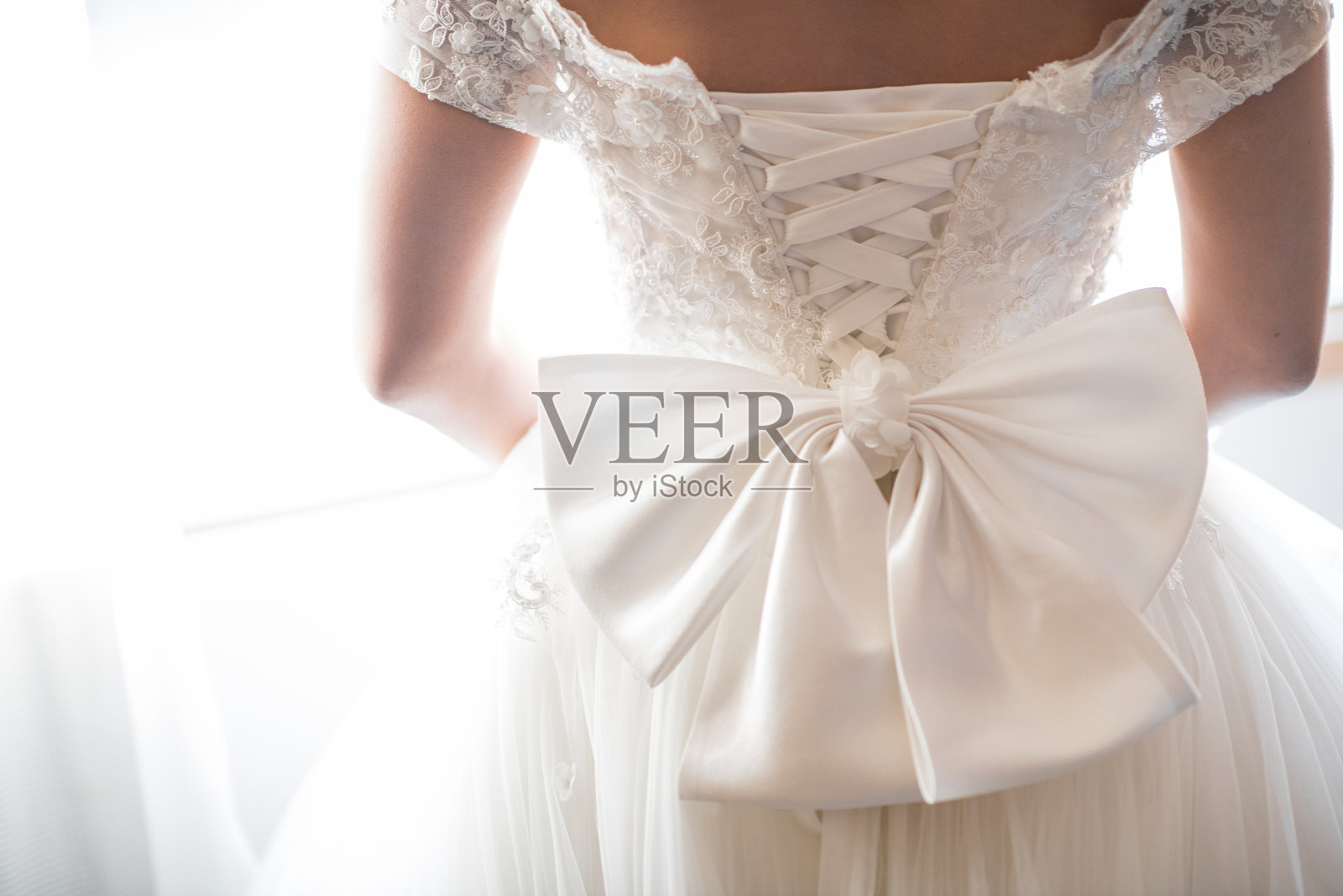 婚纱背后的细节。新娘的特写美丽的白色背景照片摄影图片
