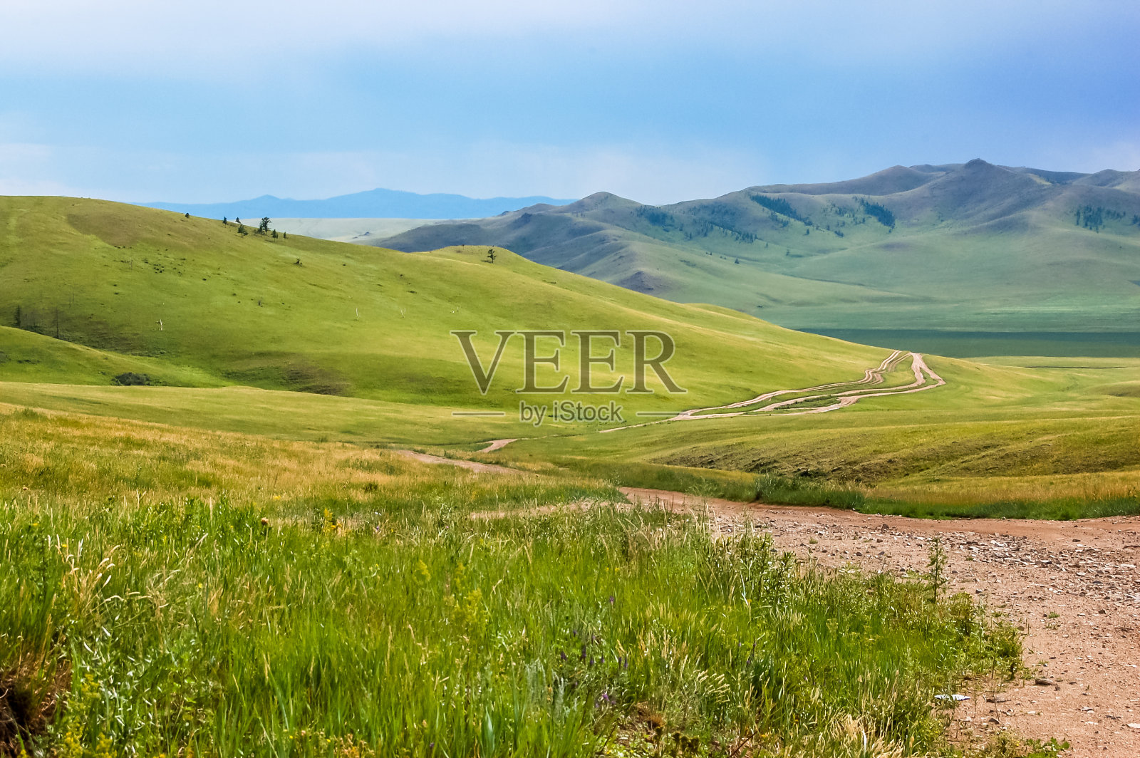 蒙古草原中部蜿蜒的土路照片摄影图片