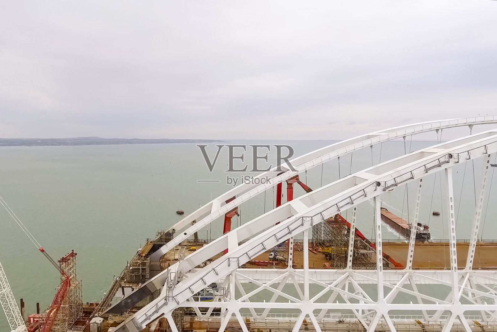 桥梁的建造。海峡两岸铁路、汽车桥梁之工程设施照片摄影图片