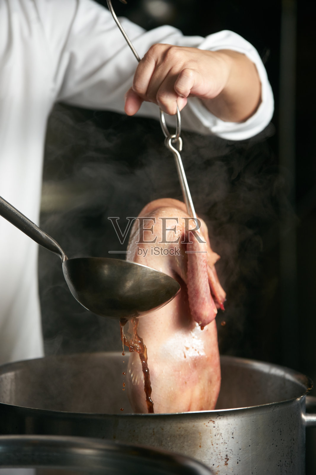 厨师正在准备北京烤鸭照片摄影图片