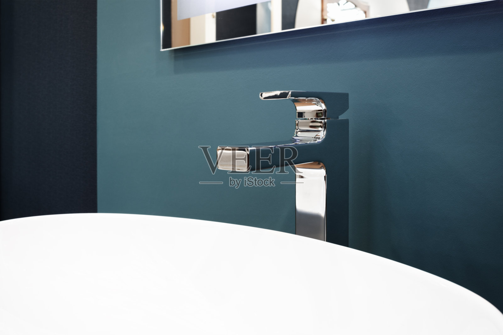 豪华现代风格水龙头搅拌器在一个白色圆形水槽在美丽的深蓝色浴室照片摄影图片
