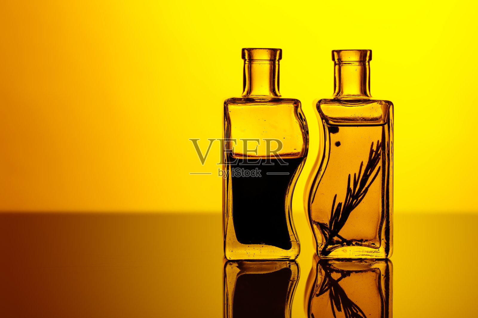 瓶装调味橄榄油和香醋。照片摄影图片