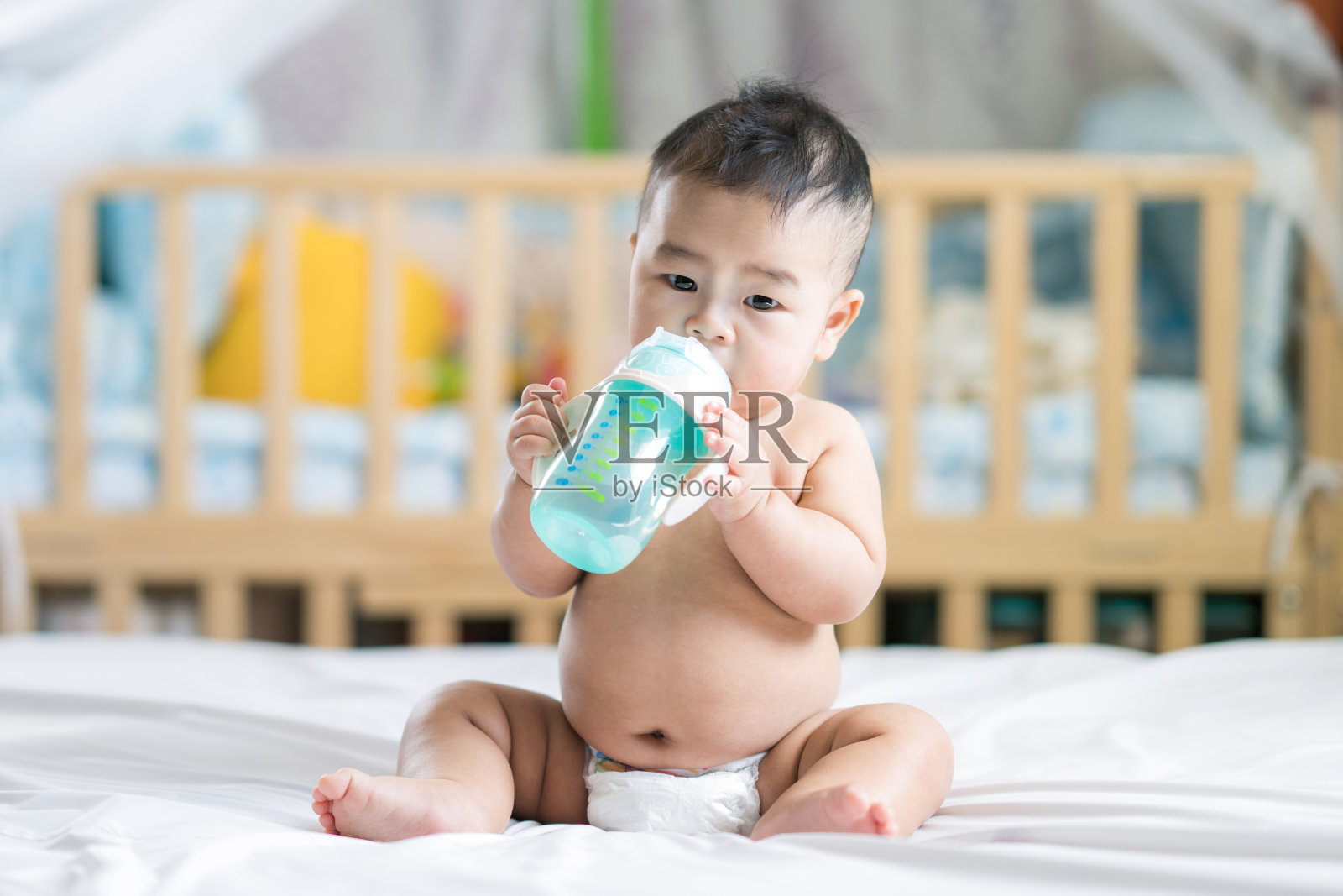亚洲婴儿饮水照片摄影图片