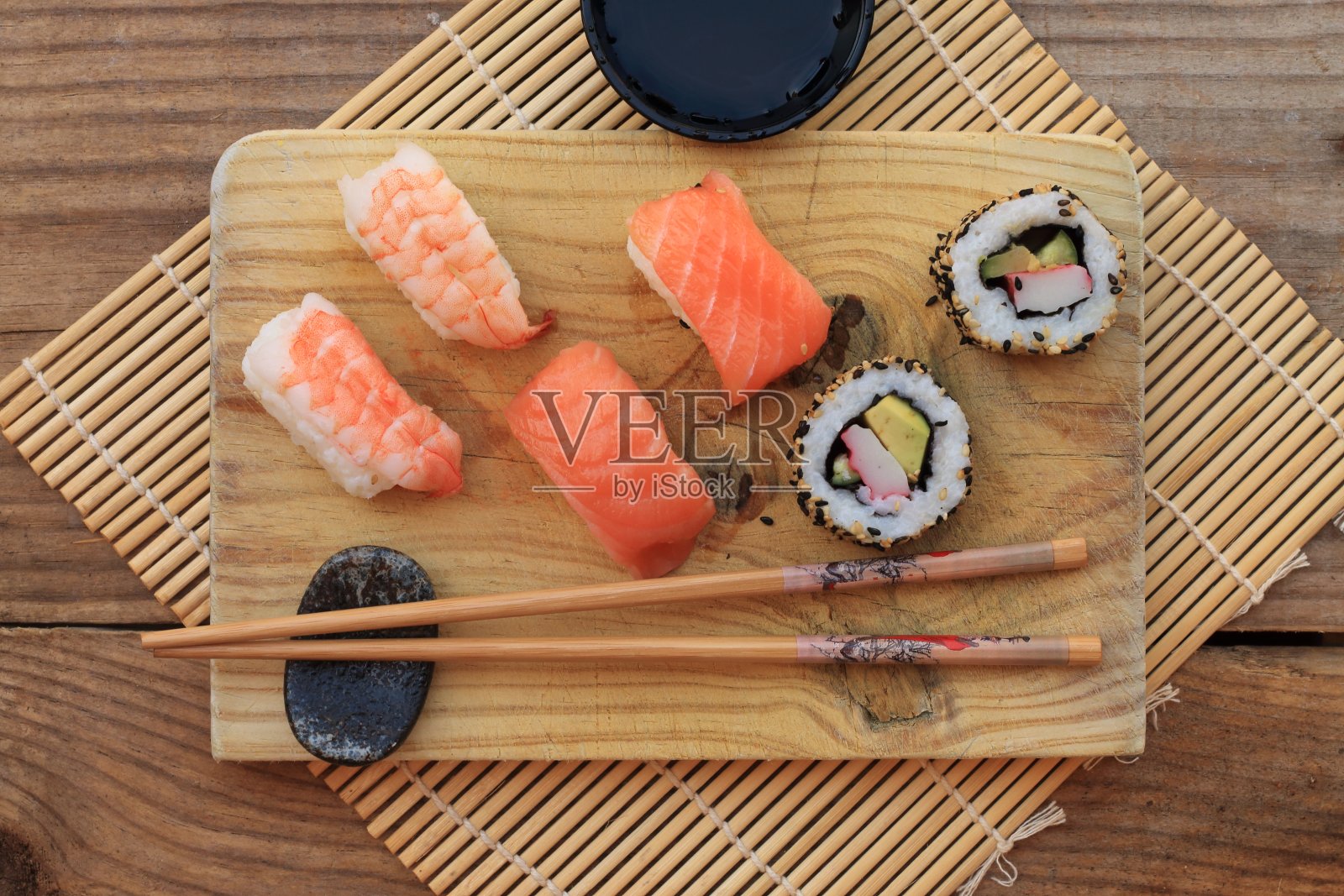 寿司。这道菜是日本料理中最受认可的一道菜，也是国际上最受欢迎的一道菜照片摄影图片