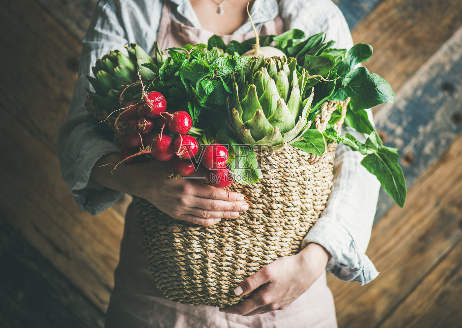 女农民抱着菜篮子，横向组成新鲜的菜园蔬菜照片摄影图片