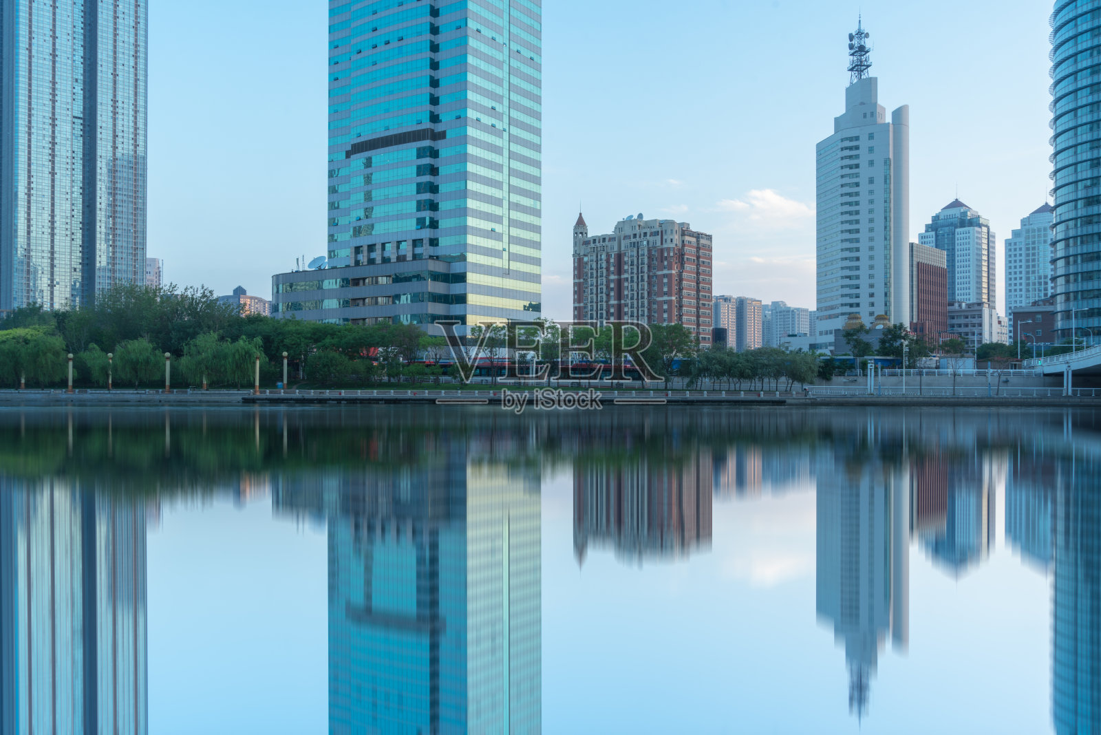 天津城市天际线反射照片摄影图片