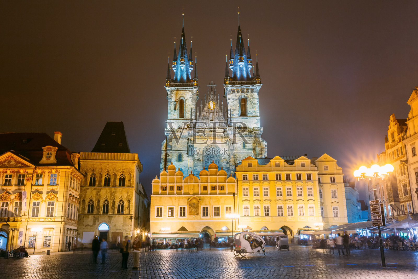 布拉格,捷克共和国。老城广场上泰恩前的圣母教堂夜晚街灯照片摄影图片