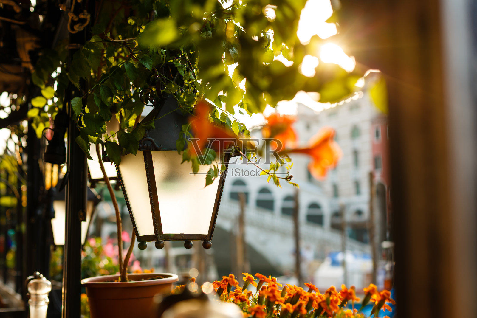意大利威尼斯大运河咖啡馆旁的灯笼照片摄影图片