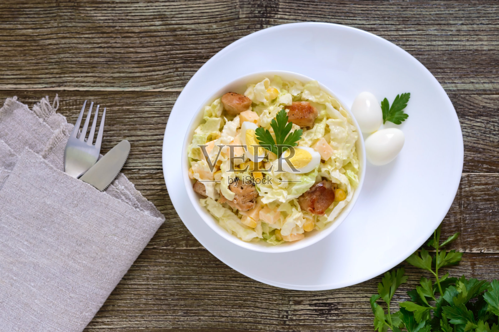 清淡的春季饮食沙拉，由白菜，鸡肉，奶酪，鹌鹑蛋。适当的营养。前视图。照片摄影图片