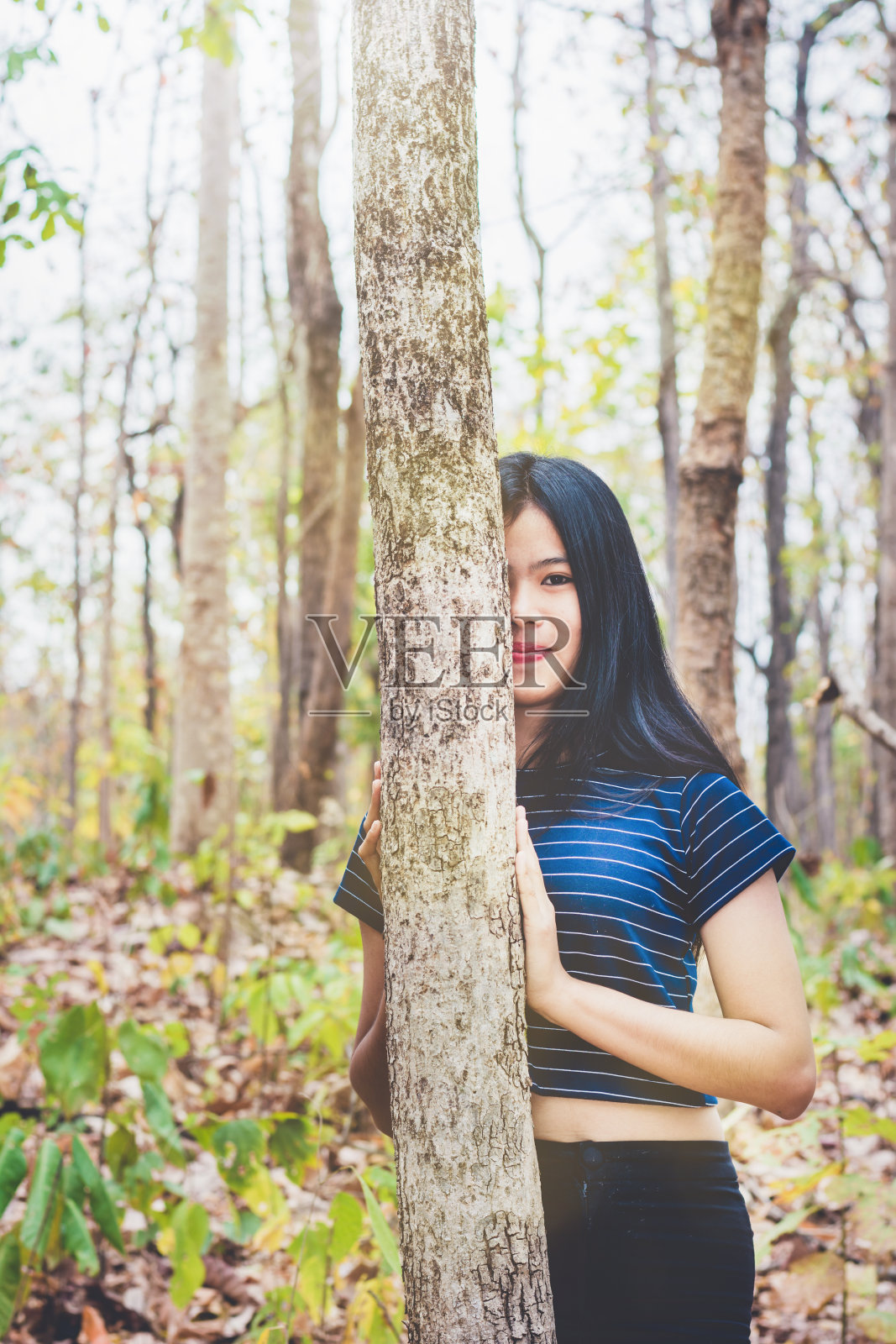 年轻女子的肖像享受自然在森林在农村照片摄影图片