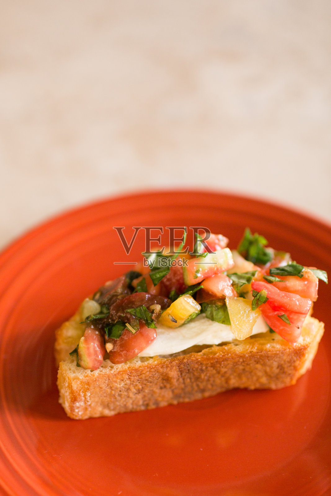 意式意式烤面包配传家宝番茄，新鲜罗勒和奶酪照片摄影图片